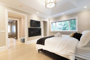 4 bedrooms, iron/ironing board, internet, bed sheets - Custom Home in Etobicoke [20 Minutes to Downtown] (Mississauga)