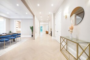 Dining - Custom Home in Etobicoke [20 Minutes to Downtown] (Mississauga)