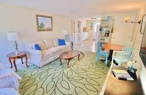 Smart TV - “My Two Buoys” Duplex ~ Sleeps 6~ Walk to Beaches ~ Dennisport, Cape Cod (Dennis)
