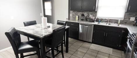 Réfrigérateur, micro-ondes, plaque de cuisson, lave-vaisselle