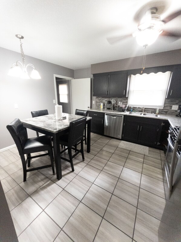 雪櫃、微波爐、爐具、洗碗機