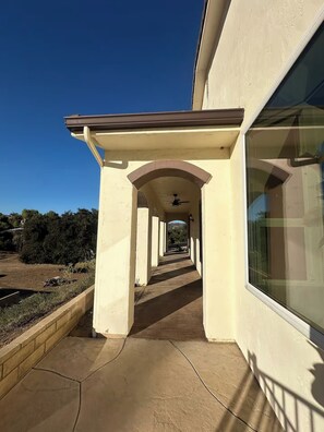 تفاصيل الفندق من الخارج