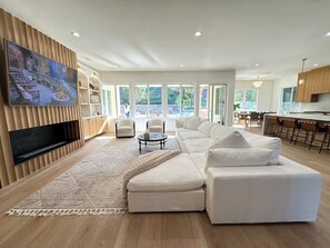 Smart TV, fireplace - Sprawling 5 Acre Mansion with State of the Art Golf Simulator + Pickleball Court (Castaic)