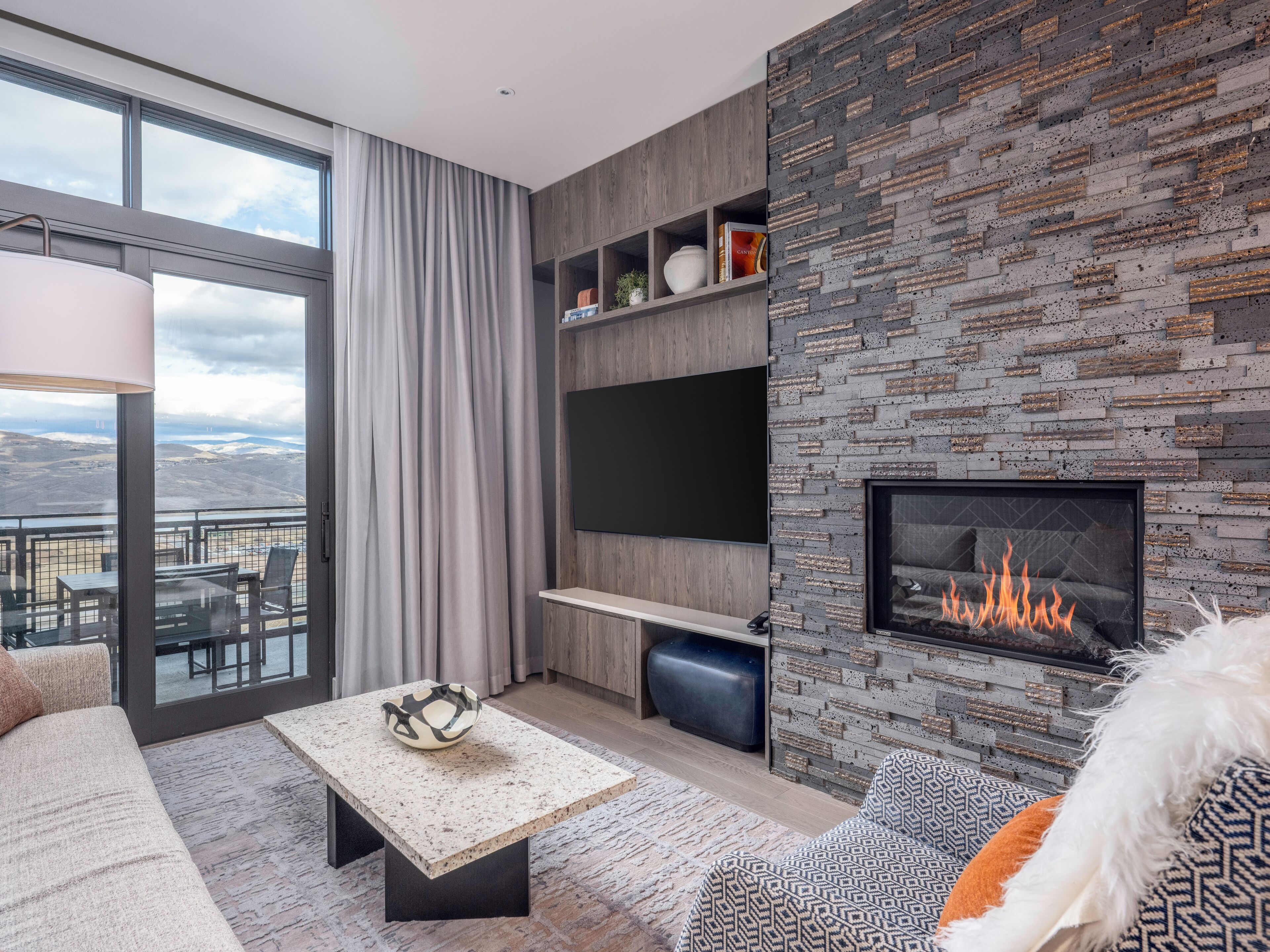 Smart TV, lareira, videogames, mesa de pingue-pongue