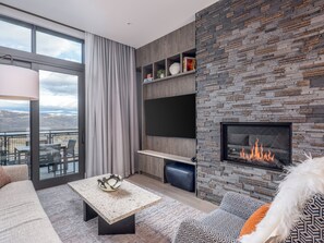 TV connectée, cheminée, jeux vidéo, table de tennis de table