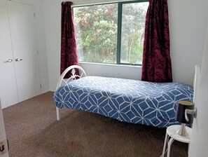 4 عدّة غرف نوم وملاءات أسرّة وتسهيلات لدخول الكراسي المتحركة