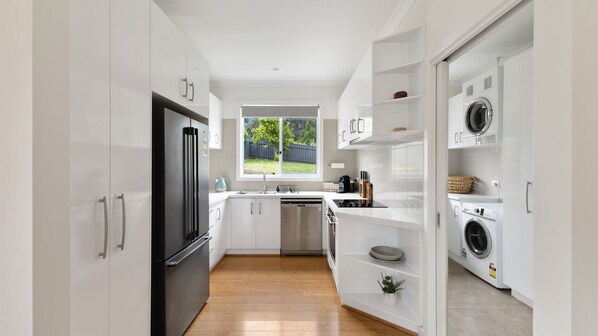 Refrigerador, microondas, horno y lavavajillas 