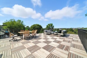 Outdoor dining - Luxurious 1-of-a-kind home with sweeping City views in Coolidge Corner Brookline (Brookline)