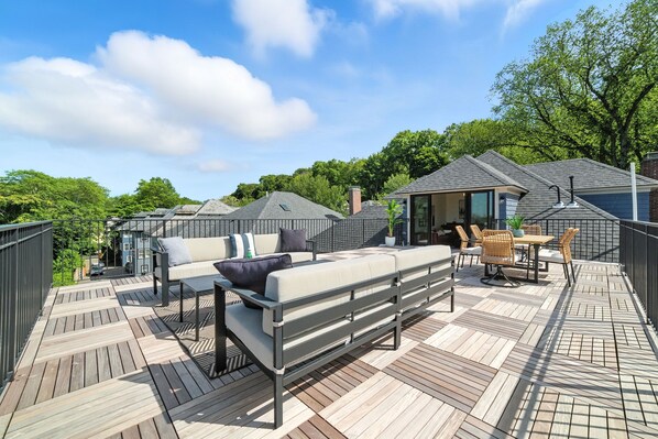 Outdoor dining - Luxurious 1-of-a-kind home with sweeping City views in Coolidge Corner Brookline (Brookline)