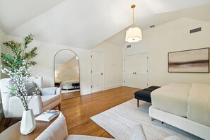 4 bedrooms, iron/ironing board, WiFi, bed sheets - Luxurious 1-of-a-kind home with sweeping City views in Coolidge Corner Brookline (Brookline)