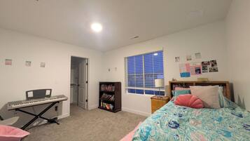 5 bedrooms, iron/ironing board, WiFi, bed sheets