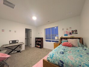 5 bedrooms, iron/ironing board, WiFi, bed sheets - Spacious 3450 sq ft 5-bedroom house in beautiful Eagle Mountain! (Cedar Valley)