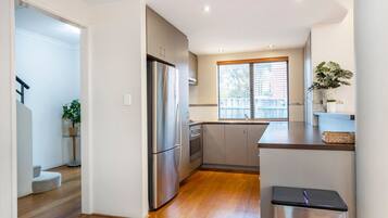 Microwave, oven, dishwasher, coffee/tea maker