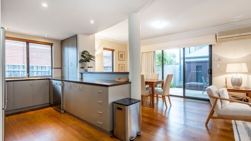 Townhouse on Coode in the heart of South Perth