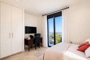 4 bedrooms, desk, iron/ironing board, travel cot - Villa Las Encinas - Garden and views near the sea (Belmonte De Pria)