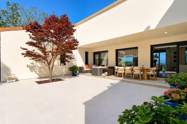 Property building,Patio,Balcony/Terrace,Living room,Dining area,Garden view