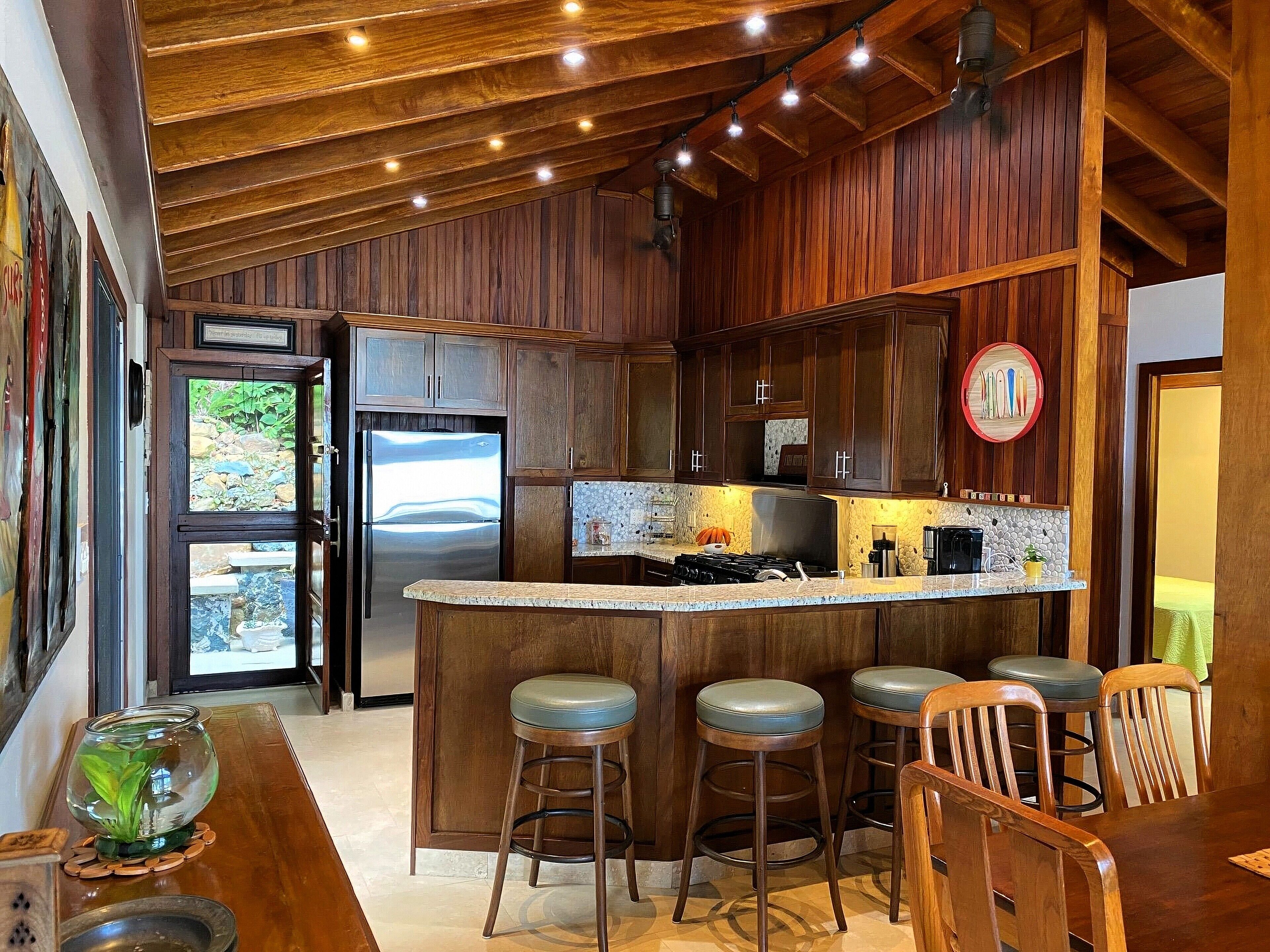 Kylskåp, mikrovågsugn, ugn och spishäll