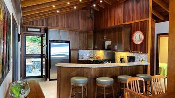 Kylskåp, mikrovågsugn, ugn och spishäll