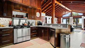 Kylskåp, mikrovågsugn, ugn och spishäll