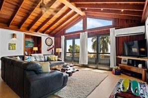 Smart-tv, böcker, ett musikbibliotek och en stereo