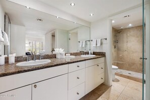Dusche, Whirlpool, Haartrockner, Handtücher