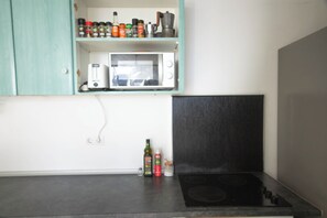 Full-size fridge, microwave, stovetop, cookware/dishes/utensils