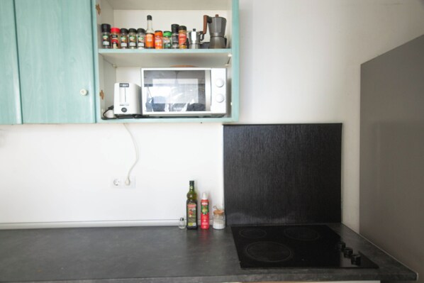 Full-size fridge, microwave, stovetop, cookware/dishes/utensils