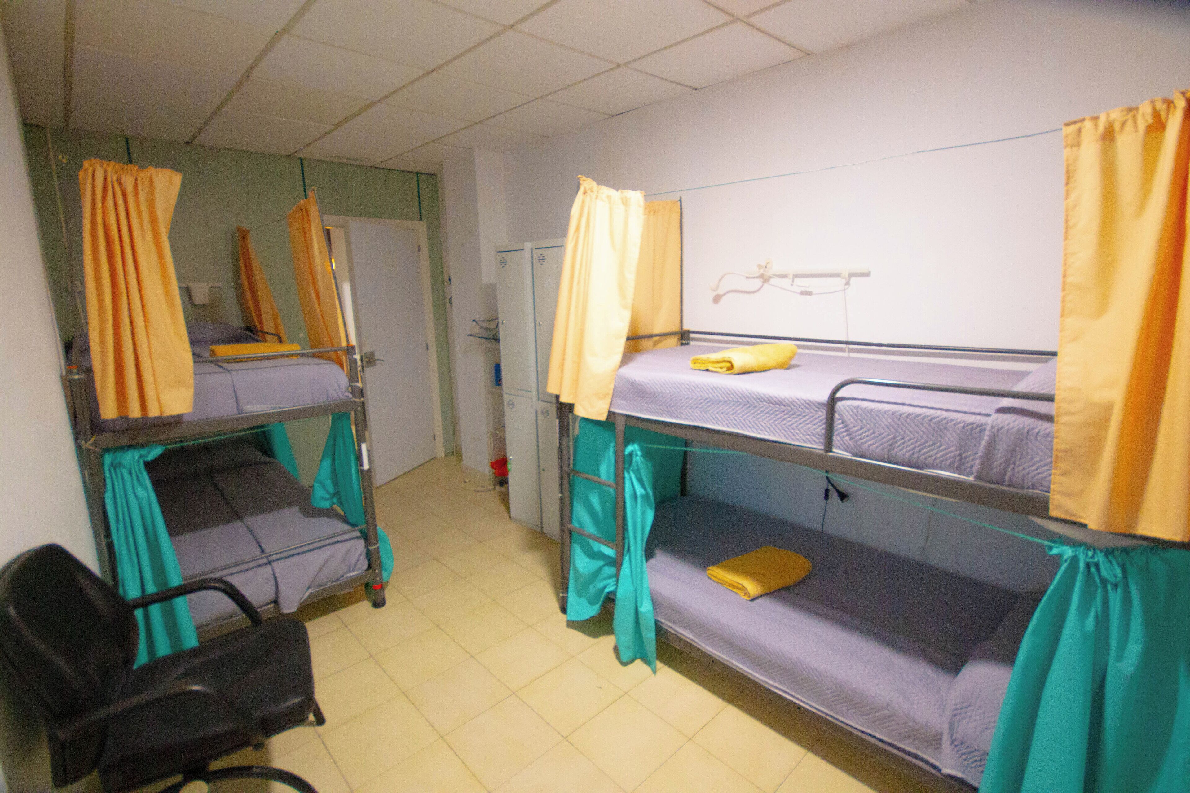 Standaard slaapzaal (Bed in 4-bed) | Een kluis op de kamer, een laptopwerkplek, een strijkplank/strijkijzer