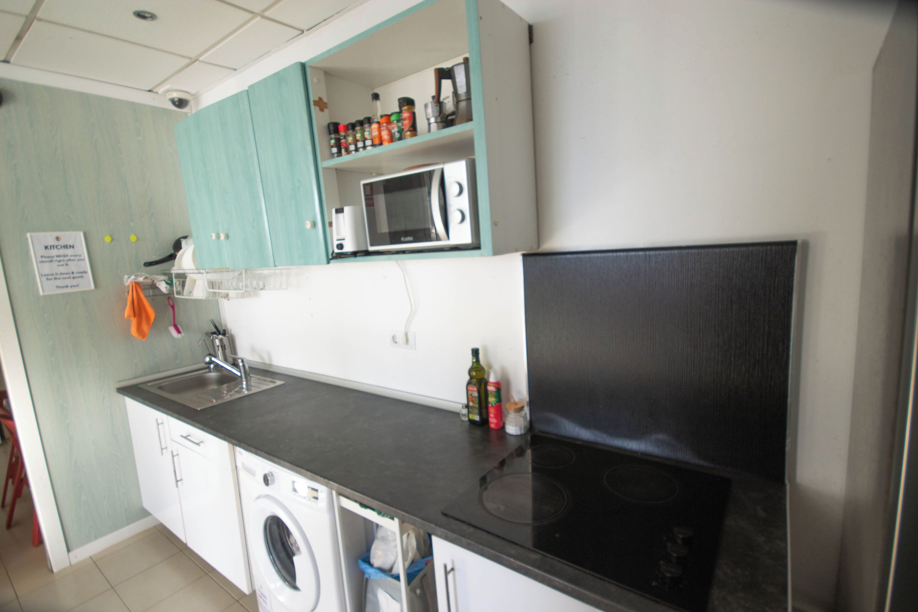 Een koelkast/vriezer, een magnetron, een kookplaat