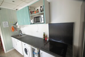 Full-size fridge, microwave, stovetop, cookware/dishes/utensils