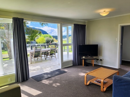 Smart TV. Peaceful 3-Bedroom Rural Village Retreat Near Lake Ātiamuri