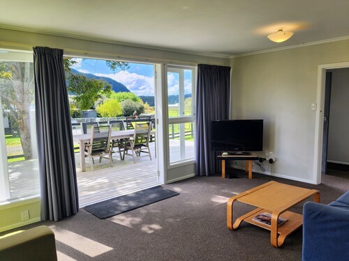 Peaceful 3-Bedroom Rural Village Retreat Near Lake Ātiamuri