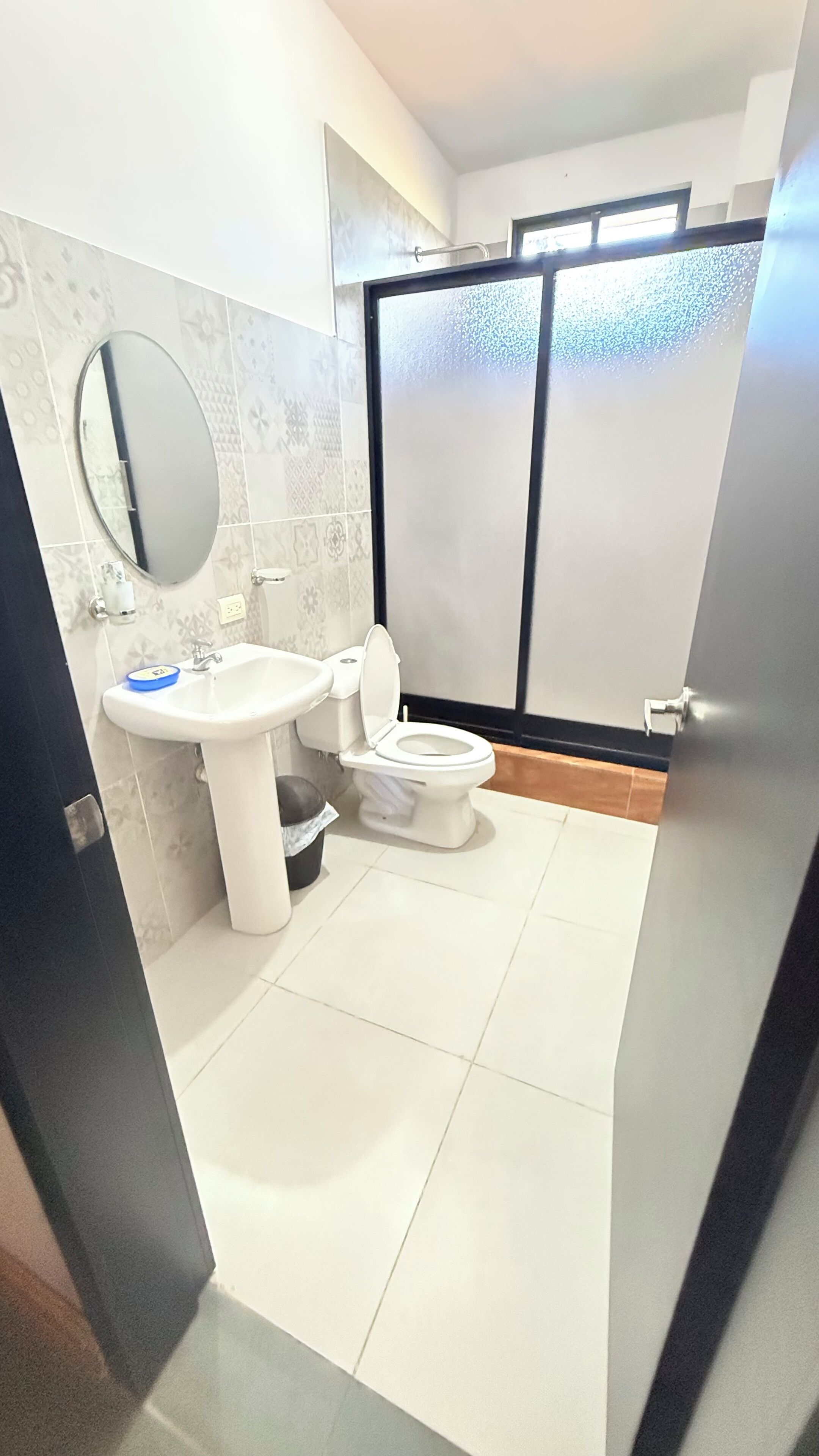 シャワー、タオル、石鹸、トイレットペーパー