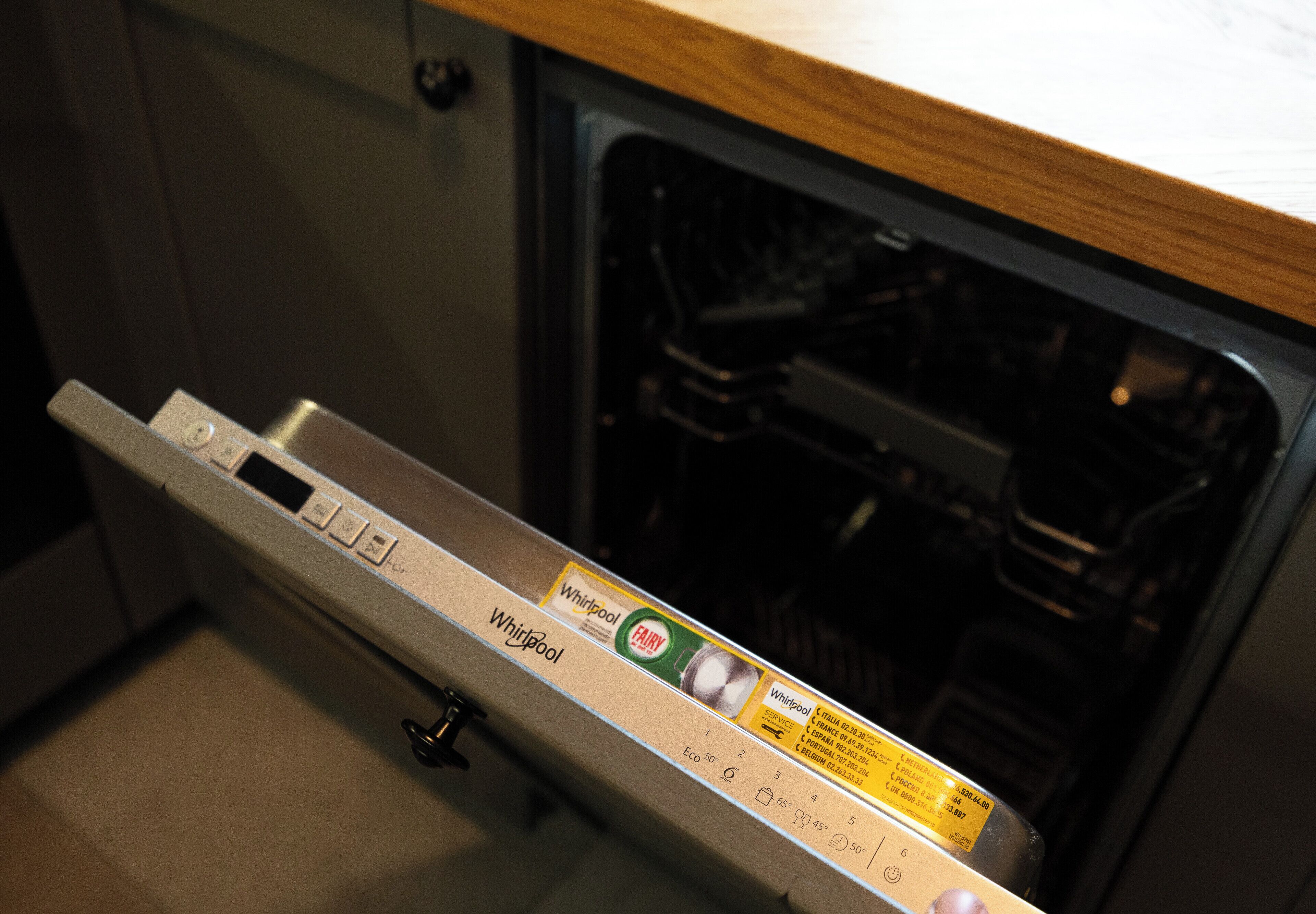 Een Whirlpool vaatwasser met bedieningspaneel en instructie labels.