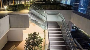 Un edificio moderno con una escalera de cristal que conduce a un nivel superior.