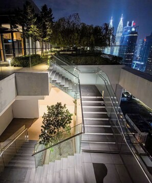 Un edifici modern amb una escala de vidre que condueix a un nivell superior.