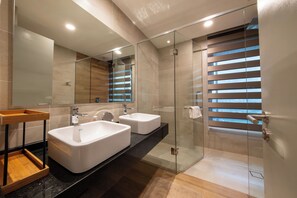 Kostenlose Toilettenartikel, Haartrockner, Handtücher