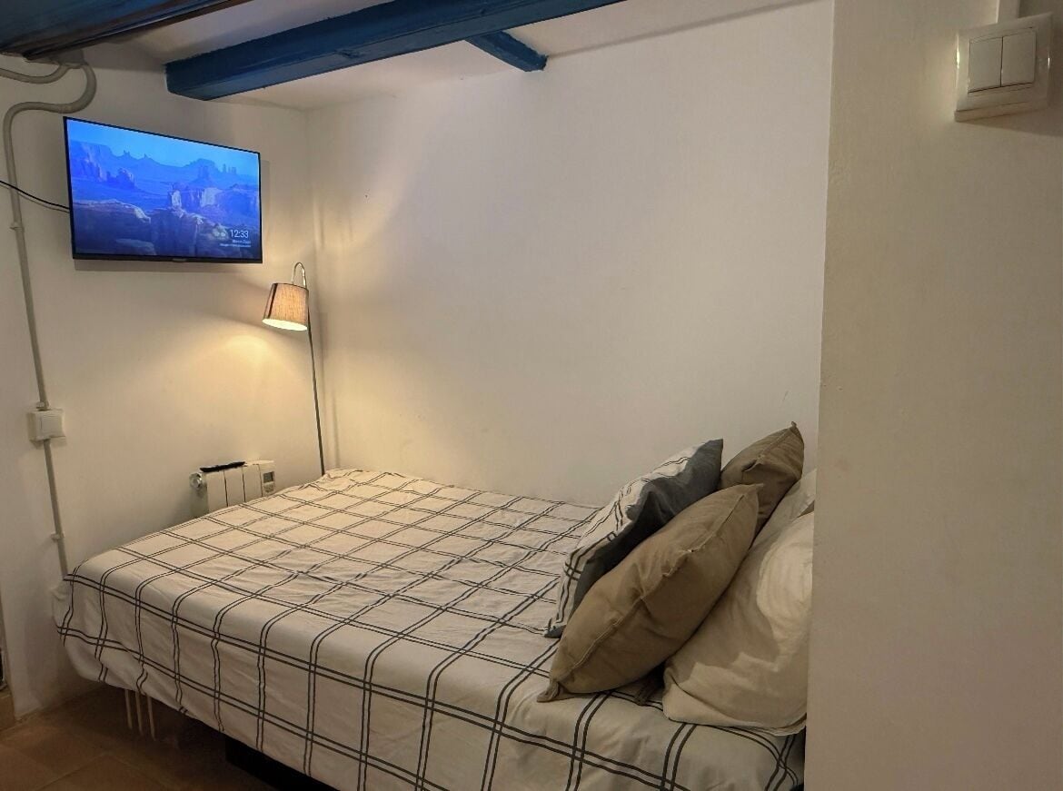 2 slaapkamers, een strijkplank/strijkijzer, internet, beddengoed