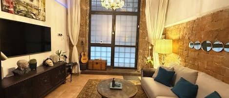 Smart-TV, Bücher, Stereoanlage