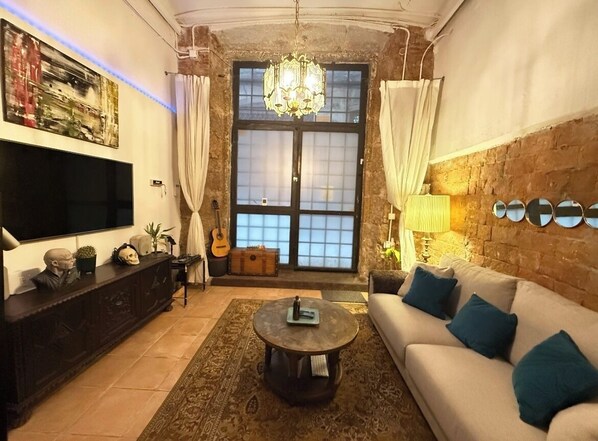 Smart-tv, böcker och en stereo