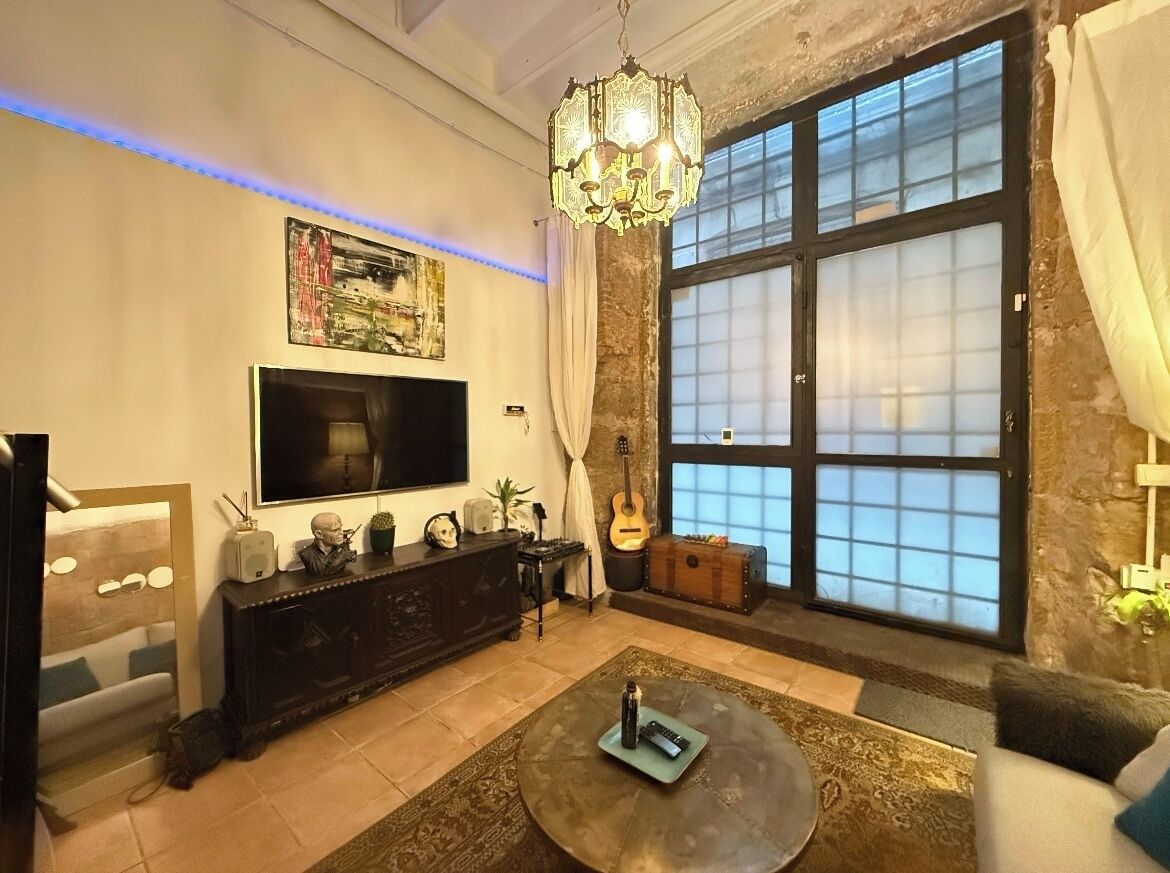 Smart-tv, böcker och en stereo