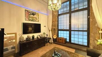 Een smart-tv, boeken en een stereo