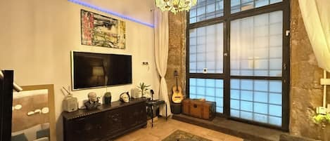 Smart TV, libros, estéreo