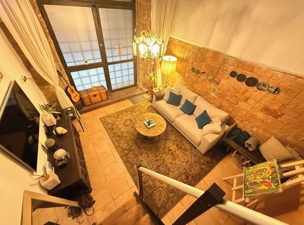 Smart-TV, Bücher, Stereoanlage