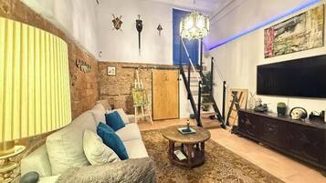 Smart TV, libros y estéreo