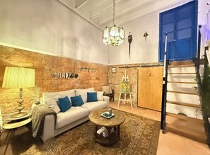 Smart-TV, Bücher, Stereoanlage