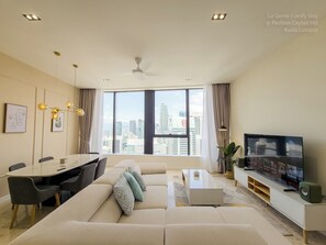 TV, offices - 3R3B Amazing KLCC TRX KL Tower View Bkt Bintang (Kuala Lumpur)