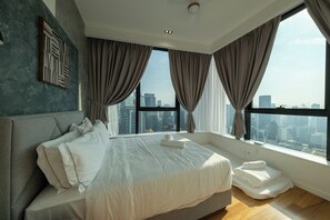 3 bedrooms, iron/ironing board, travel cot, free WiFi - 3R3B Amazing KLCC TRX KL Tower View Bkt Bintang (Kuala Lumpur)