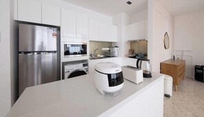 冷蔵庫、電子レンジ、コンロ、コーヒー / ティーメーカー