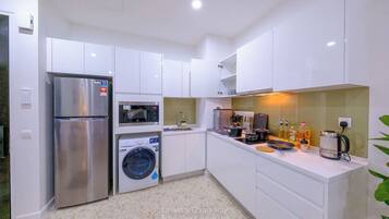 Fridge, microwave, stovetop, coffee/tea maker